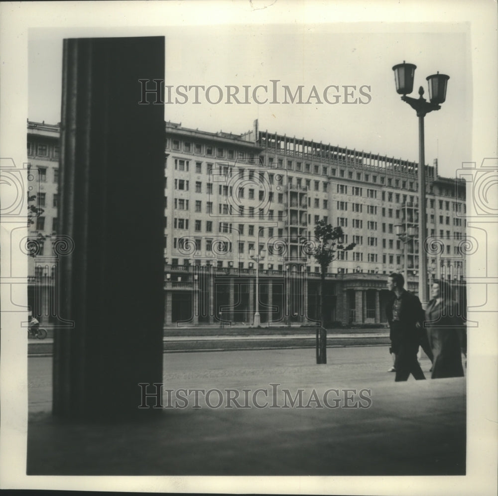 1954 Press Photo An apartment building for the elite in Stalinville, Germany- Historic Images