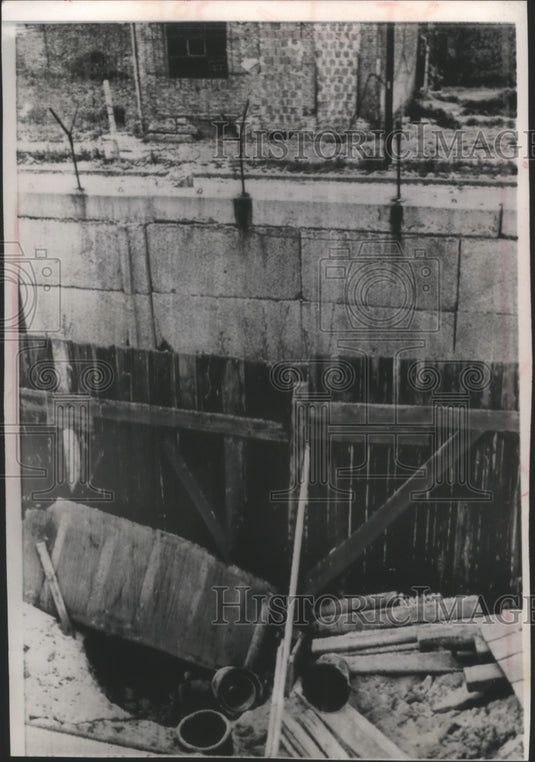 1962 Press Photo A tunnel under the Berlin wall used by escapees from the East- Historic Images