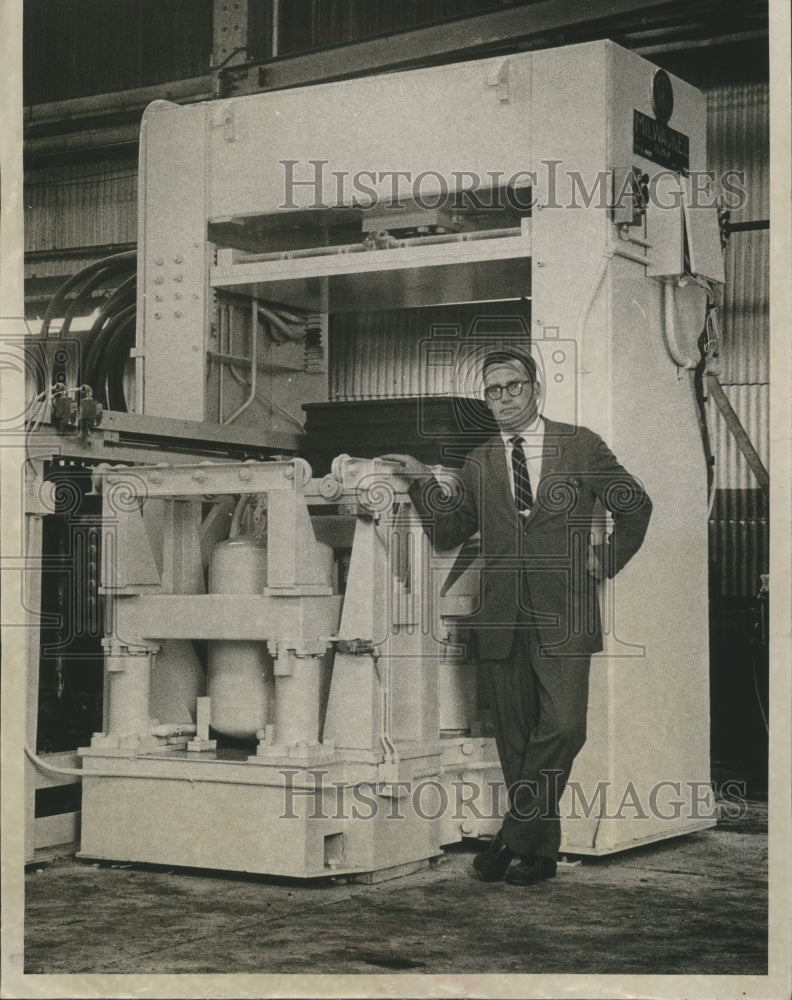 1963 Press Photo Donald M. Gerlinger with HYDRO Two in One Molding Machine- Historic Images