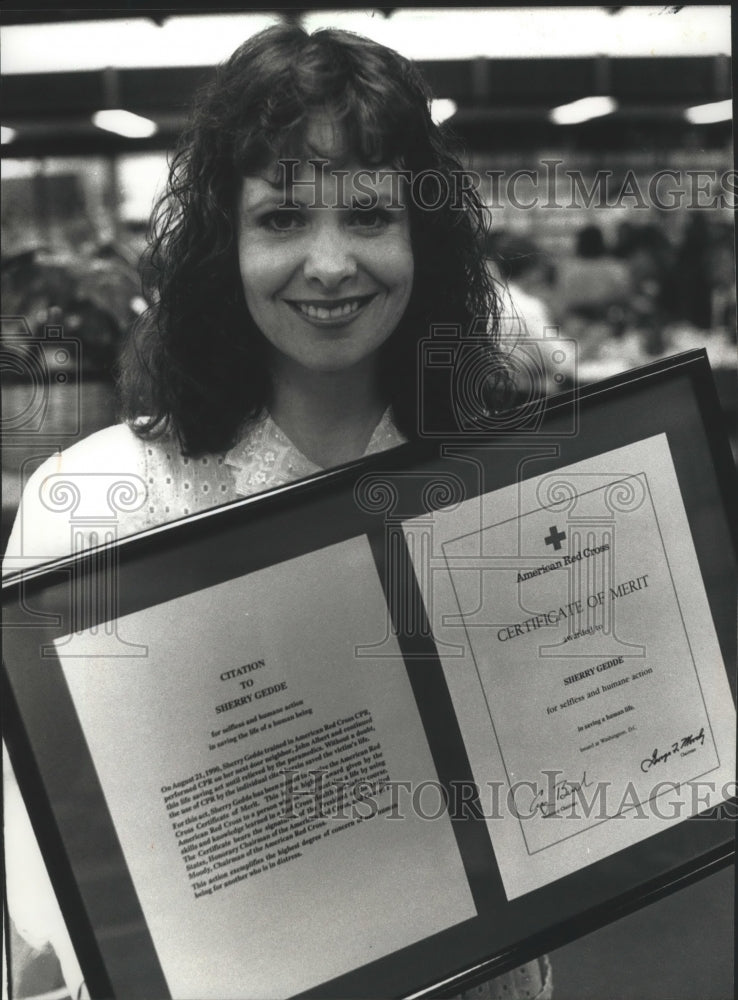 1991 Press Photo Sherry Gedde Receives Red Cross Award for Saving John Albert- Historic Images