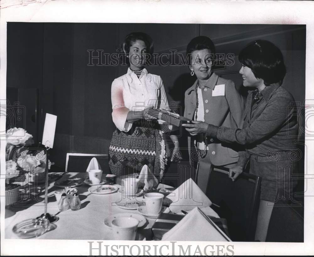 1971 Press Photo Guests with gift at Opera Club's luncheon in Bradley Pavilion