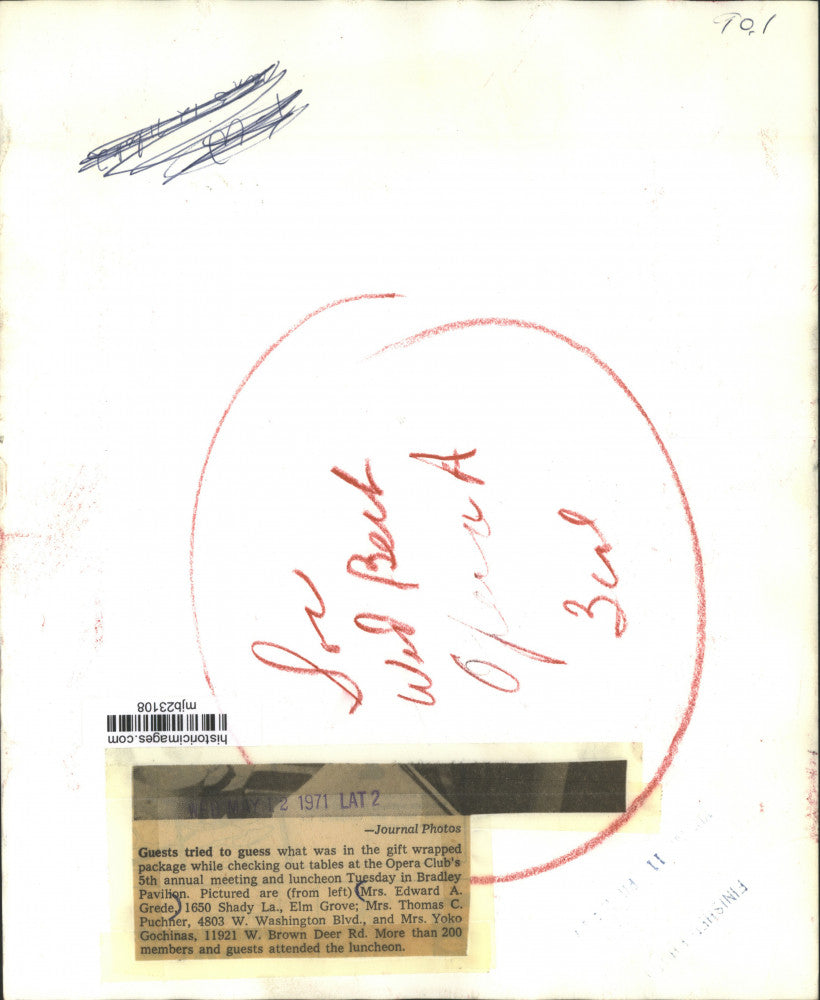 1971 Press Photo Guests with gift at Opera Club's luncheon in Bradley Pavilion