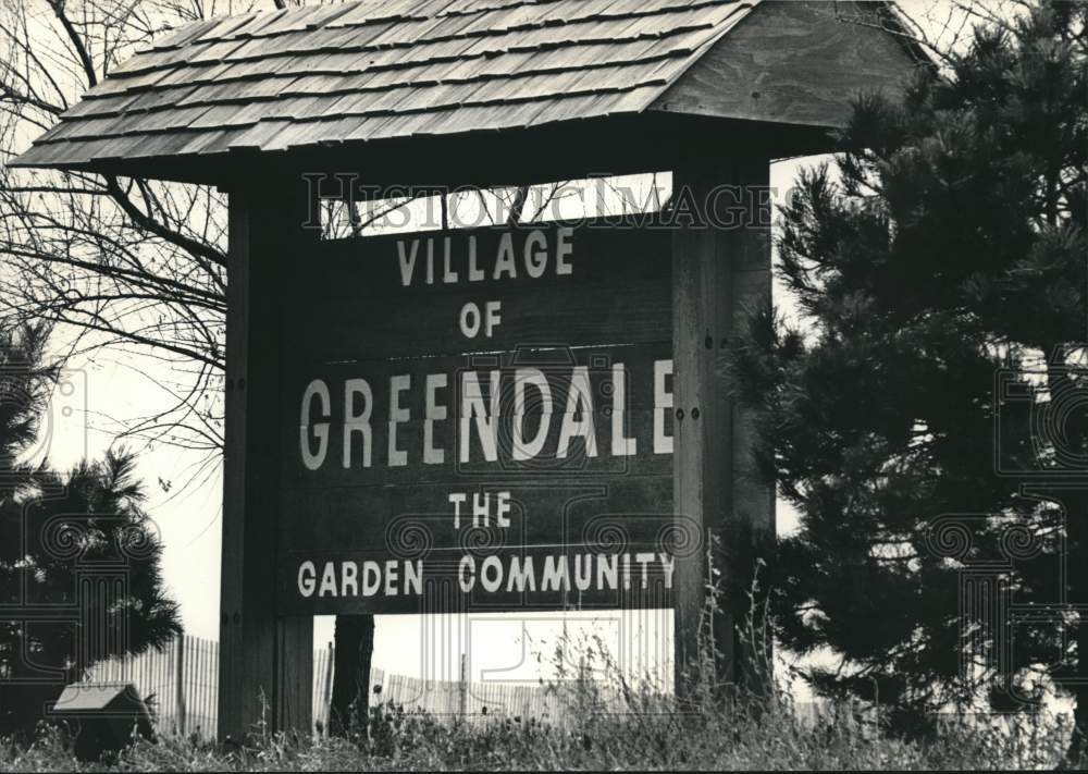 1987 Press Photo Greendale village sign for drivers on Grange Avenue.- Historic Images