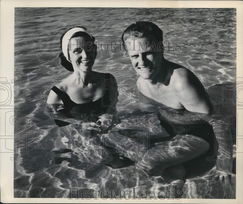 Load image into Gallery viewer, 1964 Press Photo Billy Graham, Evangelist, and Wife, Montego Bay, Jamaica
