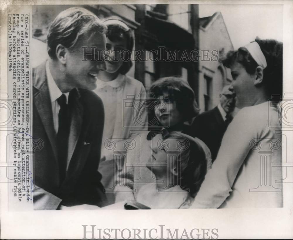 1966 Press Photo Dr. Billy Graham gives an impromptu bible reading in London- Historic Images