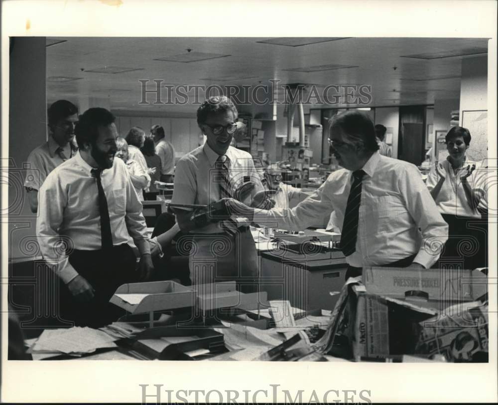 1985 Press Photo Journal Editor Patrick Graham jokes with co-workers - mjb23232- Historic Images