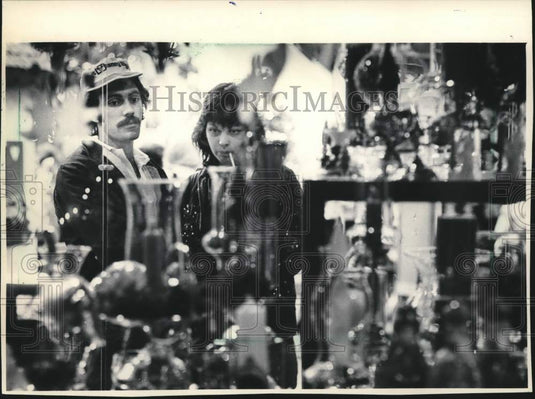 1984 Press Photo Couple look at Wick's 'n' Sticks, Grand Avenue Mall, Milwaukee- Historic Images