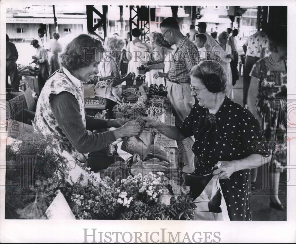 1960 Press Photo Women discuss vegetable prices at Milwaukee farmer's market