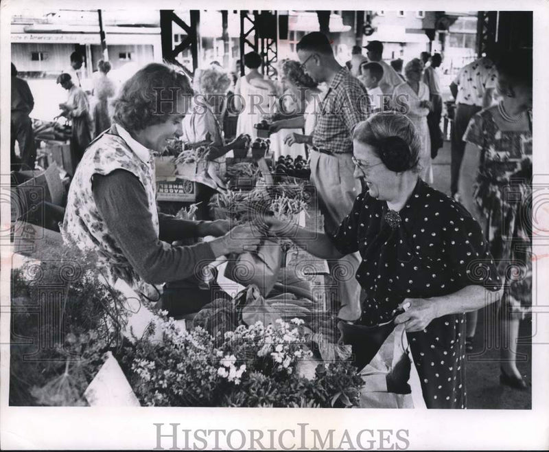 Load image into Gallery viewer, 1960 Press Photo Women discuss vegetable prices at Milwaukee farmer's market
