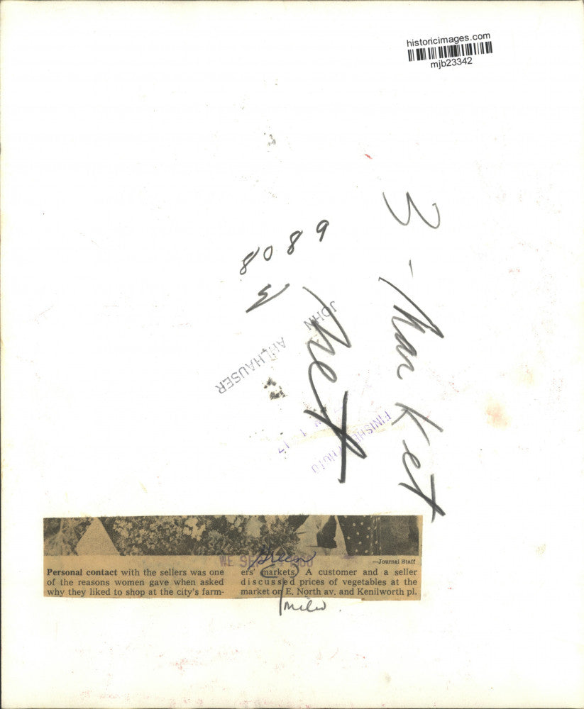 1960 Press Photo Women discuss vegetable prices at Milwaukee farmer's market