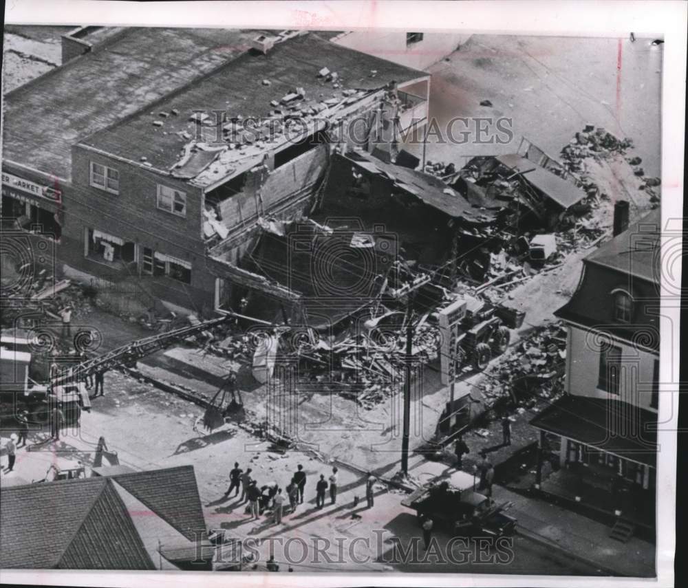 1964 Press Photo Wrecking machinery in Edgehill for cleanup after an explosion