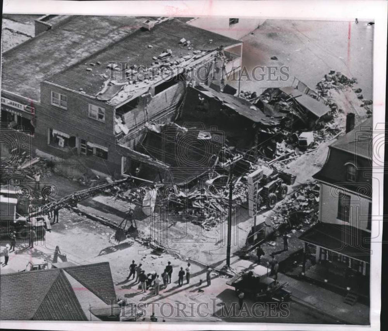 Load image into Gallery viewer, 1964 Press Photo Wrecking machinery in Edgehill for cleanup after an explosion

