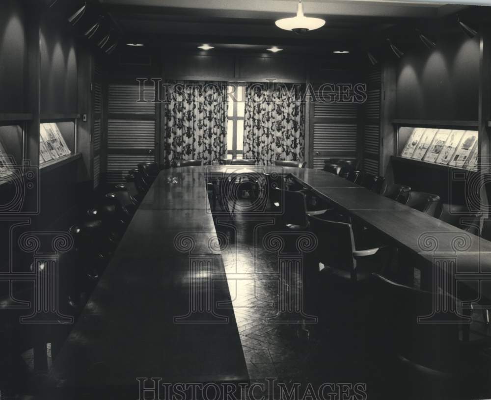1950 Press Photo Interior view of Conference Room J, Milwaukee, Wisconsin