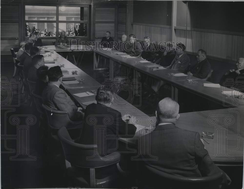 1948 Press Photo Meeting in the General Conference Room, Milwaukee, Wisconsin- Historic Images