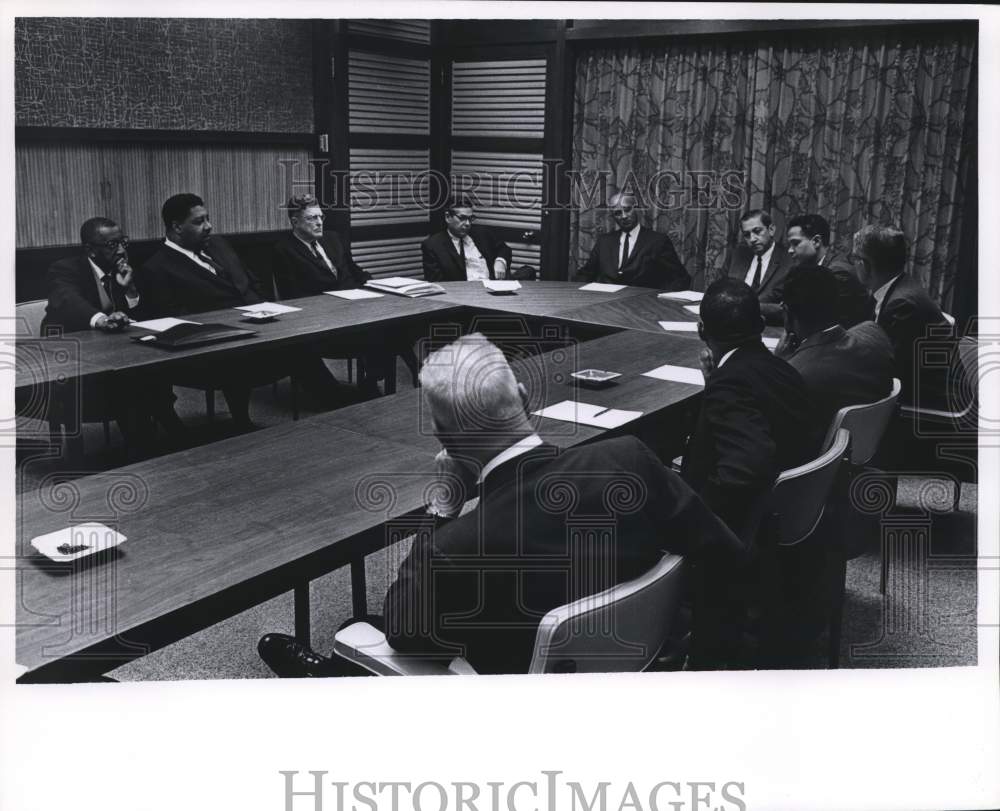 1965 Press Photo Meeting in General Conference Room, Milwaukee, Wisconsin- Historic Images