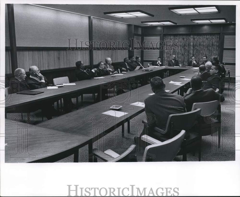 Load image into Gallery viewer, 1965 Press Photo Meeting in General Conference Room, Milwaukee, Wisconsin
