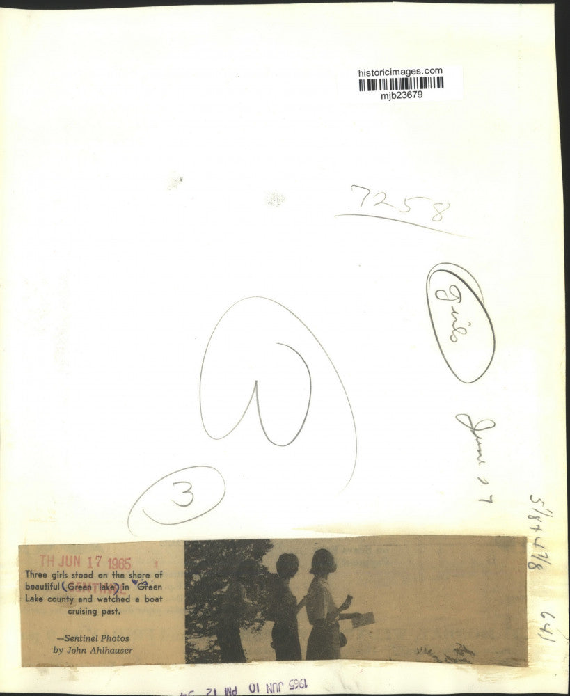 1965 Press Photo Girls on shore, watch boat cruise past on Green Lake, Wisconsin