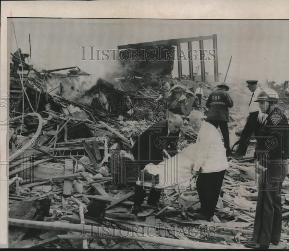 1963 Press Photo Supreme Cleaners explosion debris, officers, Tucson, Arizona- Historic Images