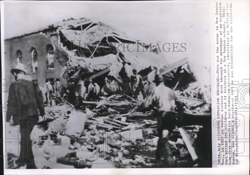 Load image into Gallery viewer, 1961 Press Photo School explosion wreckage, rescue workers, New London, Texas
