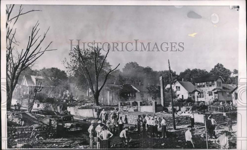 Load image into Gallery viewer, 1962 Press Photo House debris from gas main explosion, Kansas City, Missouri
