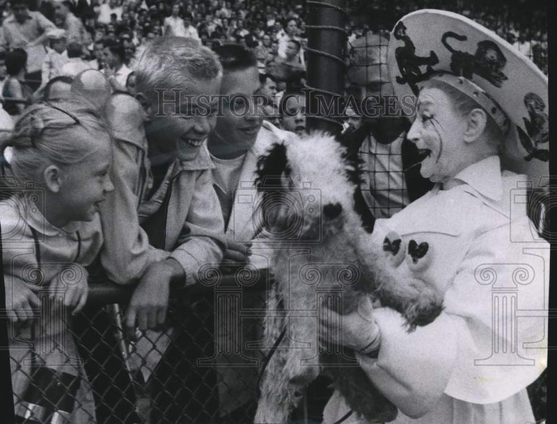 Load image into Gallery viewer, 1957 Press Photo Karen Brown, David Hansen, Charles Theune with Clown, Milwaukee
