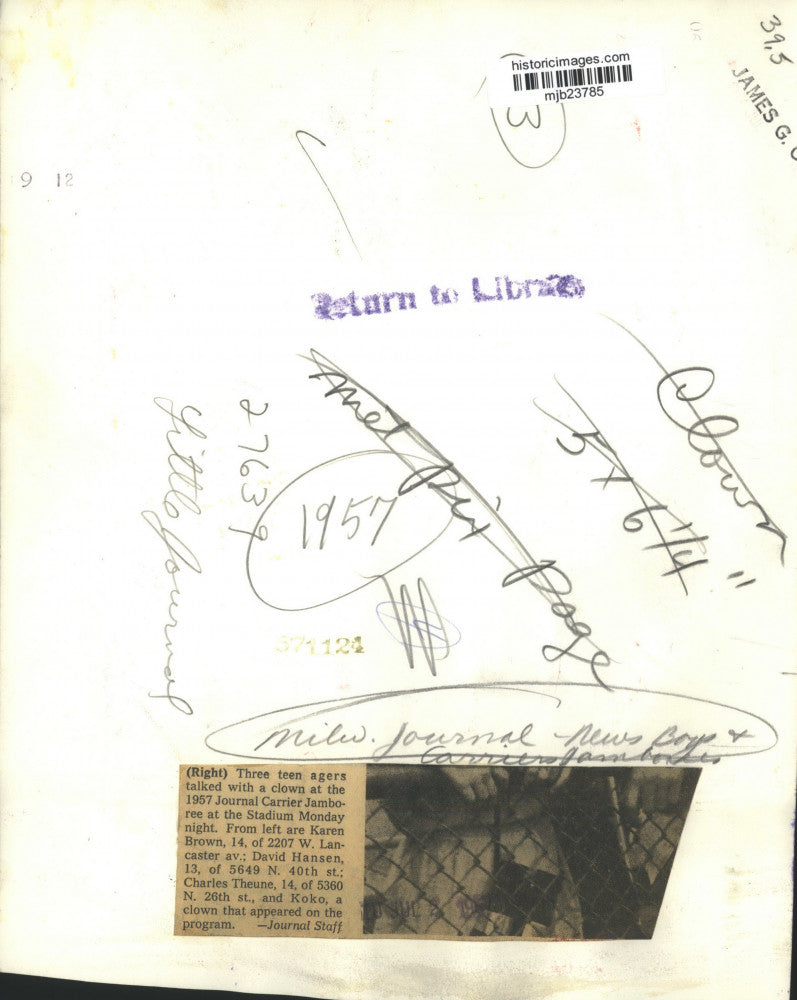 1957 Press Photo Karen Brown, David Hansen, Charles Theune with Clown, Milwaukee