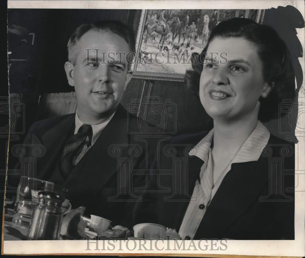 1953 Press Photo Cleveland Grant photographer, wife, Jefferson, New Hampshire.