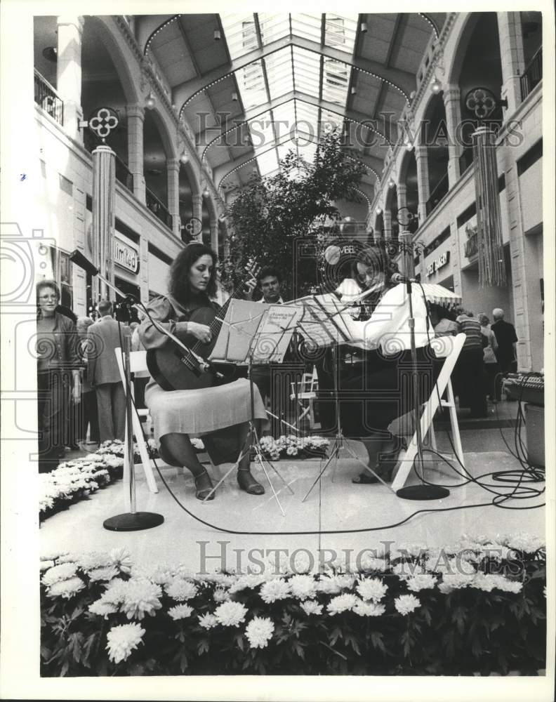 1982 Press Photo Amar Duo performs in Plankington Arcade, Grand Ave. Mall, WI.- Historic Images