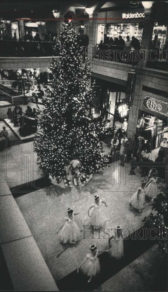 1988 Press Photo Milwaukee School of Ballet Students Perform, Grand Avenue Mall- Historic Images