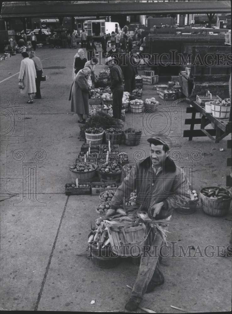 1955 Press Photo Felix Mascorro carries corn, Green Market, Milwaukee