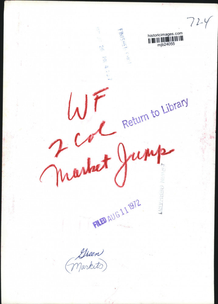 1972 Press Photo Farmer husks corn, Green Markets, Milwaukee, Wisconsin