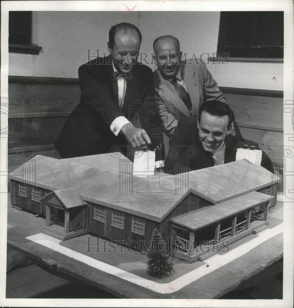 1958 Press Photo Model of Greendale Memorial Youth building, committee members