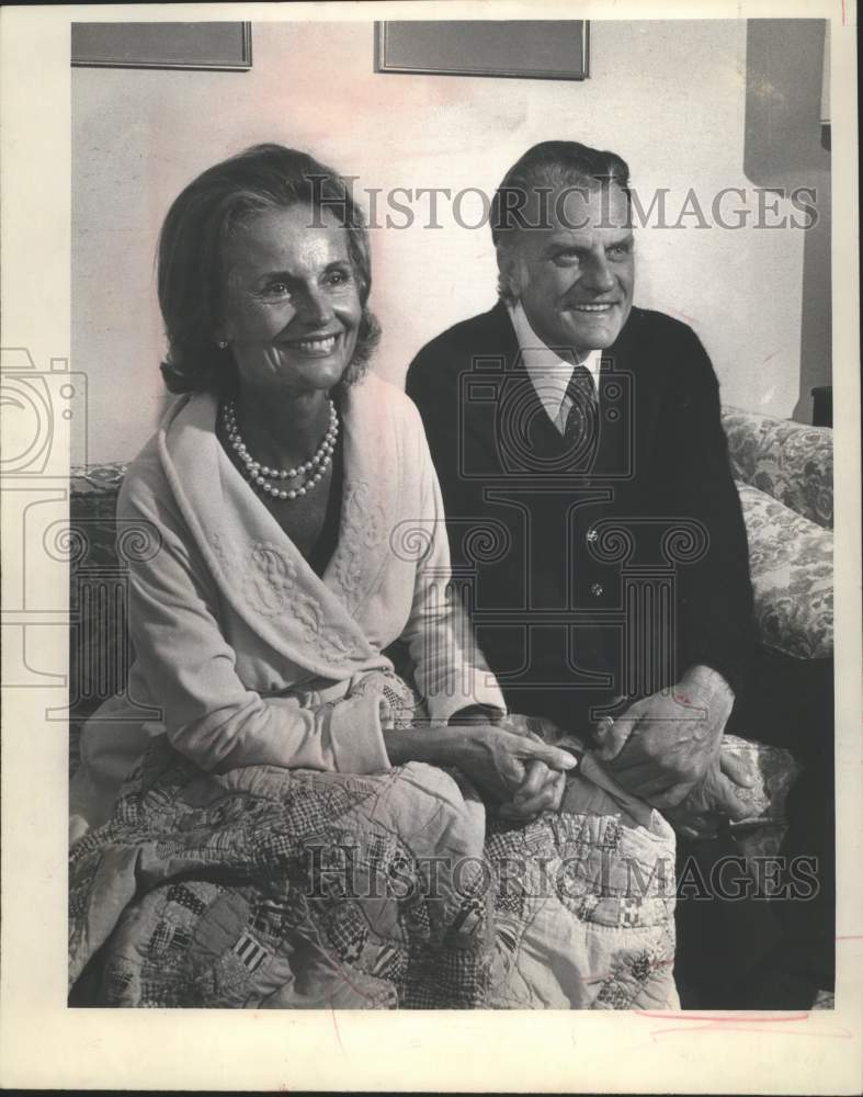 Load image into Gallery viewer, 1974 Press Photo Evangelist Billy Graham and Wife in Mequon, Wisconsin
