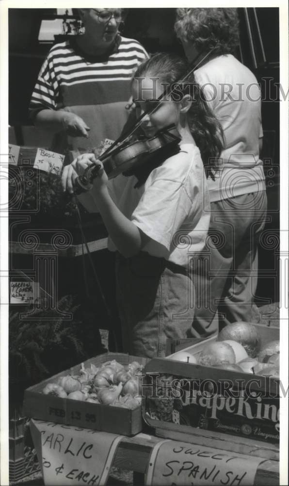 1994 Press Photo Rebecca Patek plays violin at Green Market, Milwaukee Wisconsin- Historic Images