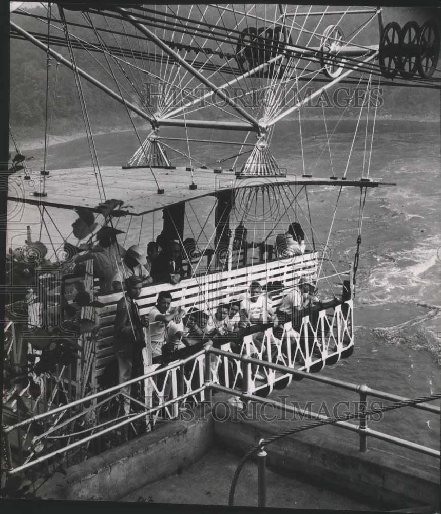 1959 Press Photo Milwaukee Journal Carriers on Trip to Niagara Falls - mjb24259