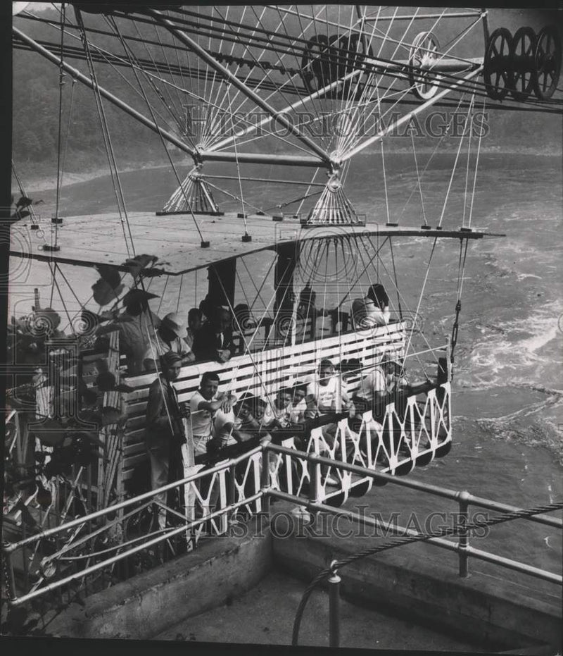 Load image into Gallery viewer, 1959 Press Photo Milwaukee Journal Carriers on Trip to Niagara Falls - mjb24259

