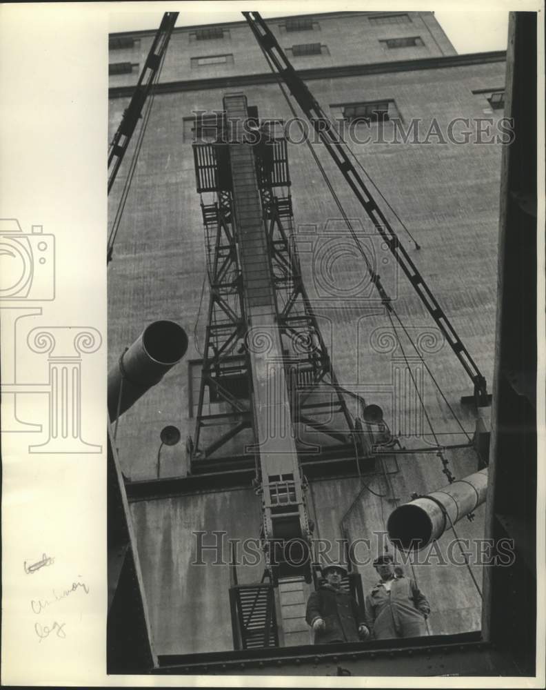 1938 Press Photo View from the bottom of a grain elevator - Historic Images