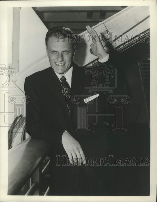 1975 Press Photo Billy Graham waves during radio promotion "Hour of Decision."- Historic Images