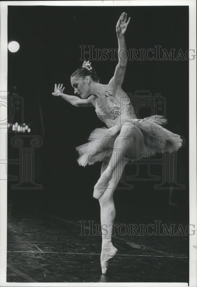 1976 Press Photo Leslie McBeth Bows in Act II of &quot;The Nutcracker&quot; in Milwaukee- Historic Images