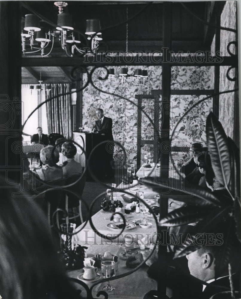 1968 Press Photo Senator Eugene McCarthy talks to a luncheon group in Oshkosh.