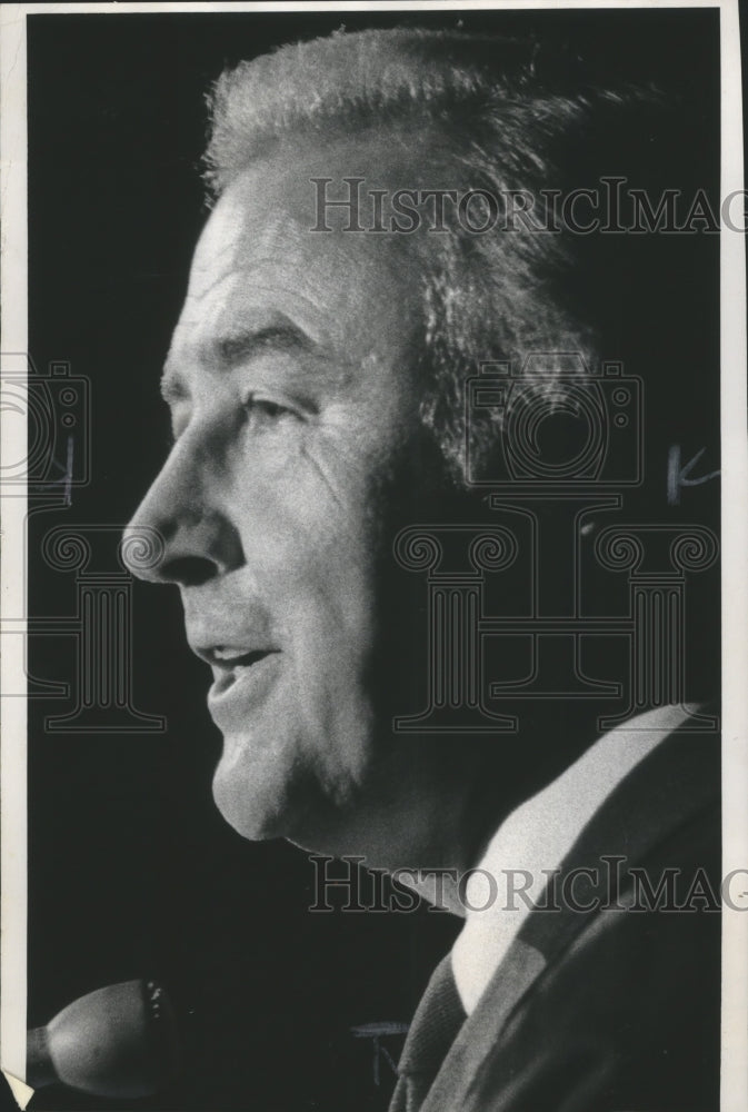 Load image into Gallery viewer, 1971 Press Photo Senator Eugene McCarthy at Register for Peace rally, Milwaukee
