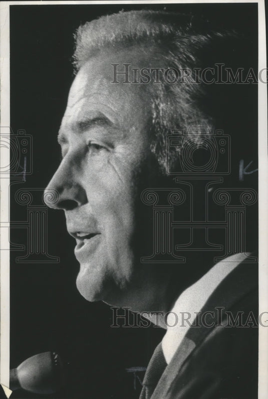 1971 Press Photo Senator Eugene McCarthy at Register for Peace rally, Milwaukee