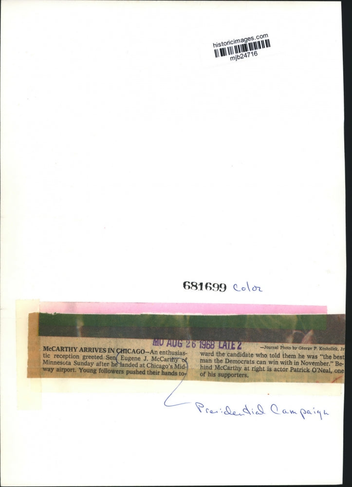 1968 Press Photo Eugene J. McCarthy & Patrick O'Neal, greeted at Chicago airport