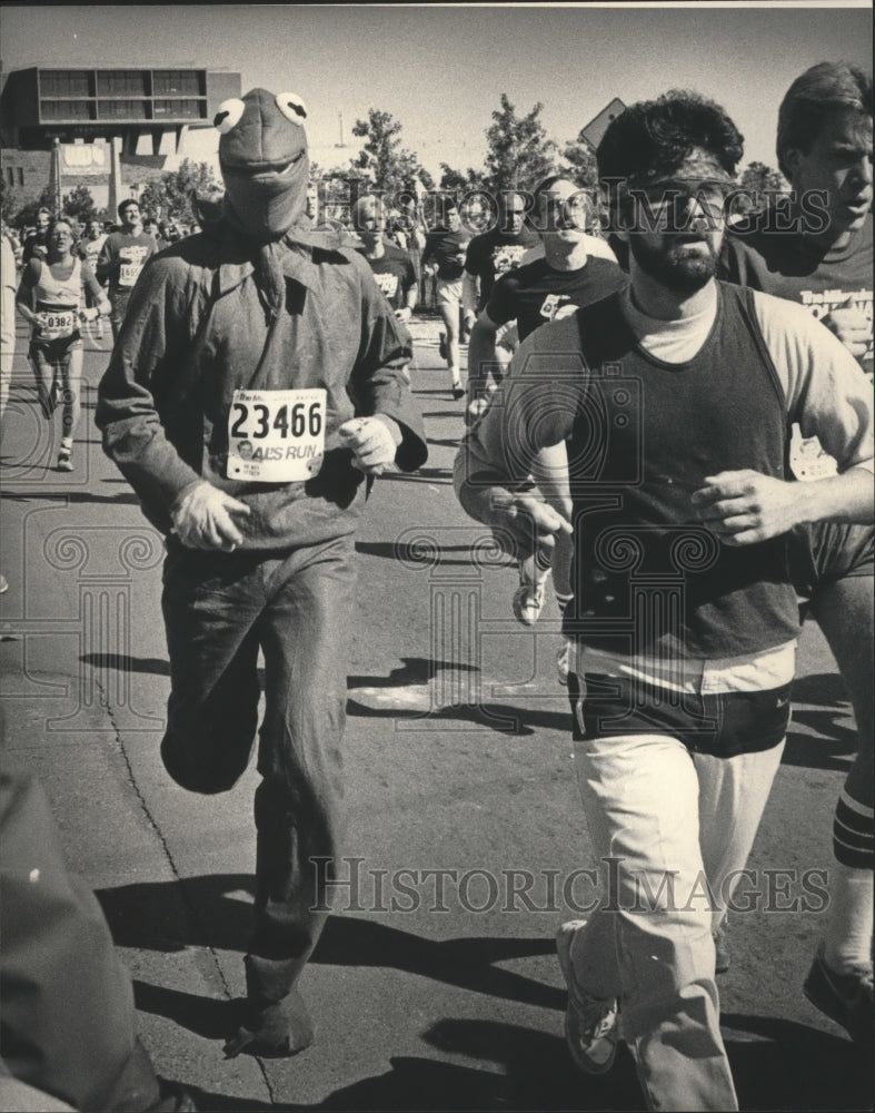 1985 Press Photo Runner dressed as Kermit the Frog during Al McGuire race- Historic Images