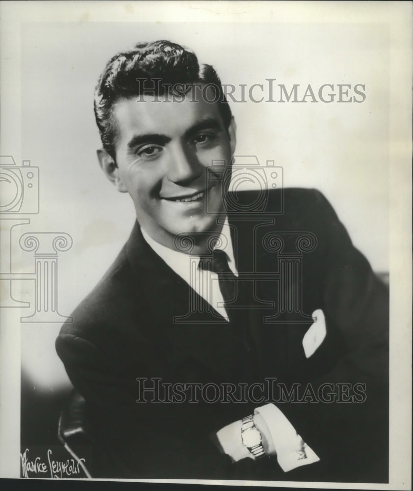 1960 Press Photo Nick Noble, Singer competing for prizes at festival, Milwaukee.- Historic Images