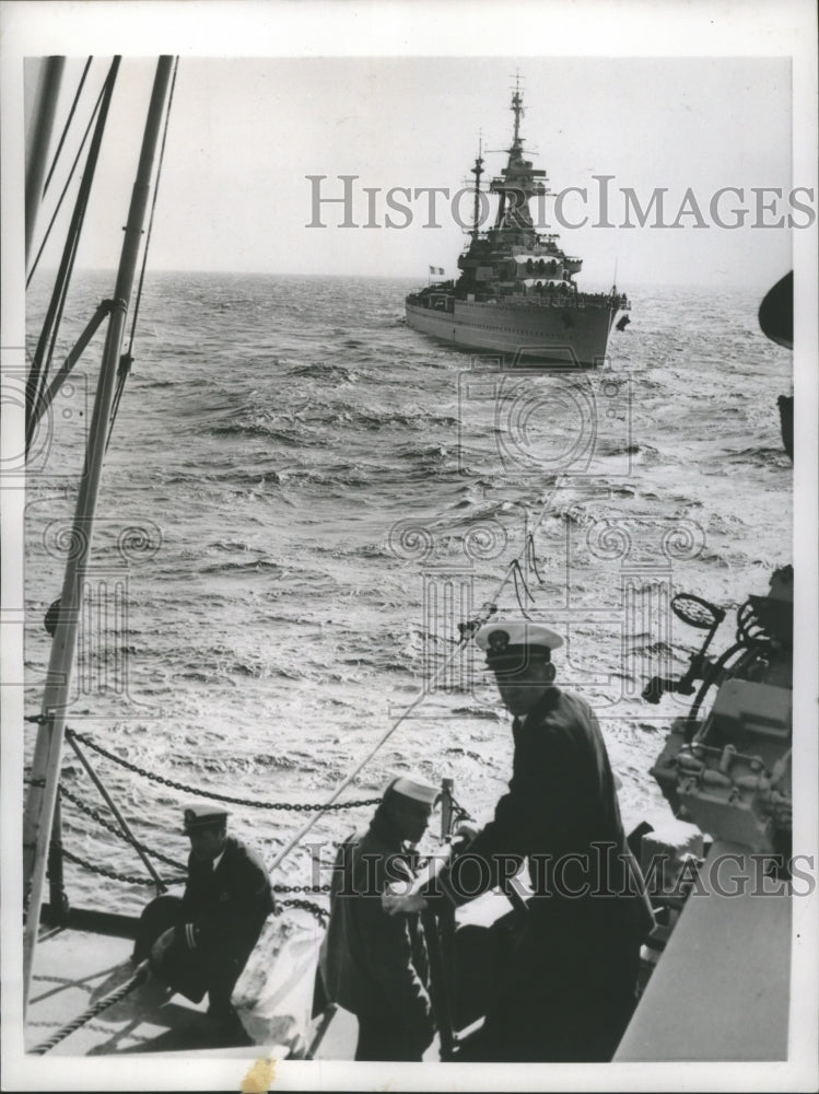 1952 Press Photo French cruiser is taken in tow by the U.S. Navy, Mediteranean