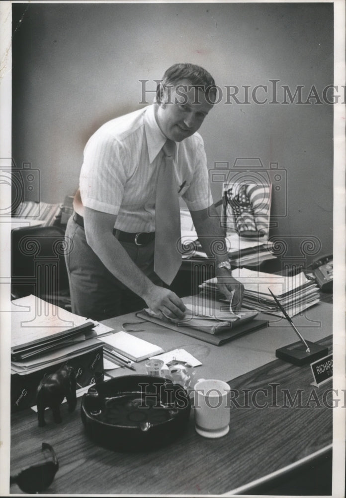 Load image into Gallery viewer, 1974 Press Photo Waukesha County District Attorney Richard McConnell - mjb24957
