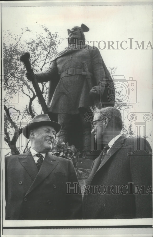 1968 Press Photo Norway&#39;s King Olav and Harold Le Vander near statue; St. Paul
