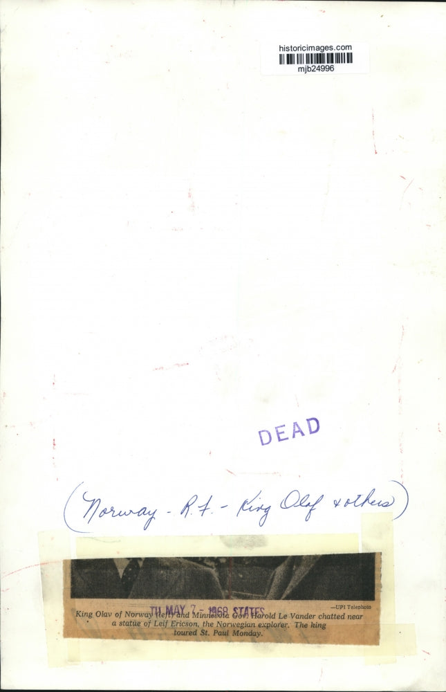 1968 Press Photo Norway's King Olav and Harold Le Vander near statue; St. Paul