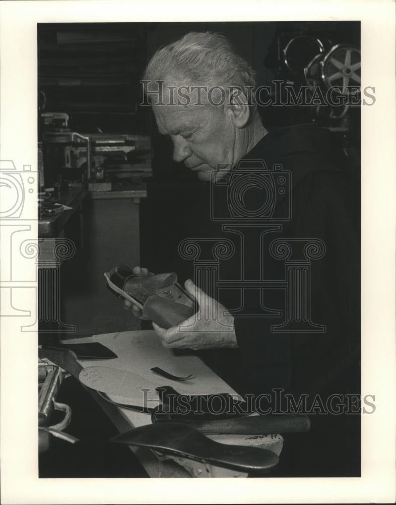 1988 Press Photo Franciscan Frair Brother David Pulaski&#39;s Sandal Maker- Historic Images